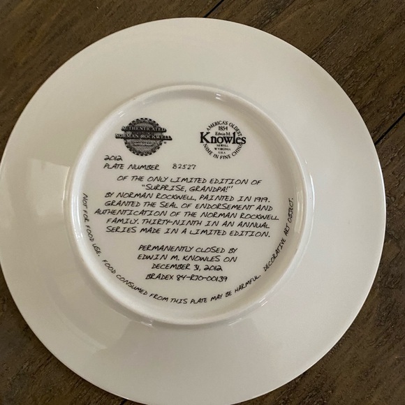 Norman Rockwell Surprise Grandma 2012 Christmas B2527 Numbered Plate COA NEW - Picture 6 of 10
